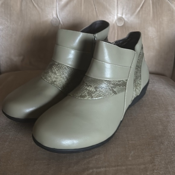 Women’s sz 9 Comfort view Jolene soft sage green booties zip up new - Picture 3 of 8